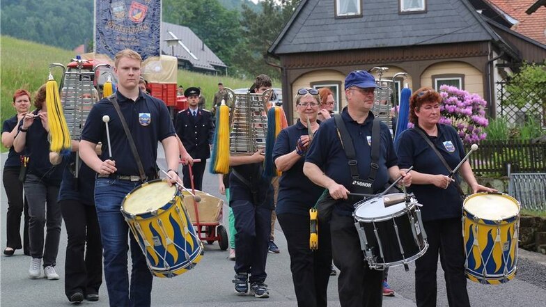 Der Umzug wird mit zünftiger Marschmusik angeführt  und geht vom Oberdorf bis zum Naturparkhaus.