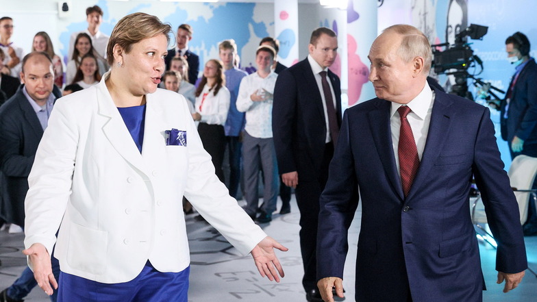 Wladimir Putin (r), geht neben Natalya Solovei, stellvertretende Direktorin des Okean-Zentrums, bei seinem Besuch im gesamtrussischen Bildungszentrum für Kinder in Wladiwostok.