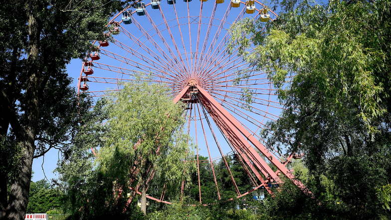 Das Riesenrad auf dem Gelände des ehemaligen DDR-Vergnügungsparks im Plänterwald. Das 45 Meter hohe Riesenrad aus dem Spreepark in Berlin-Treptow wird saniert.