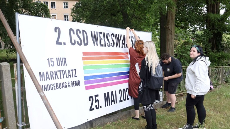 Nach der Zerstörung des ersten Großbanners hatte Landtagsabgeordnete Antonia Mertsching zusammen mit Helfern am Dienstag an der Berliner Ecke Bautzener Straße ein neues CSD-Banner aufgehängt.