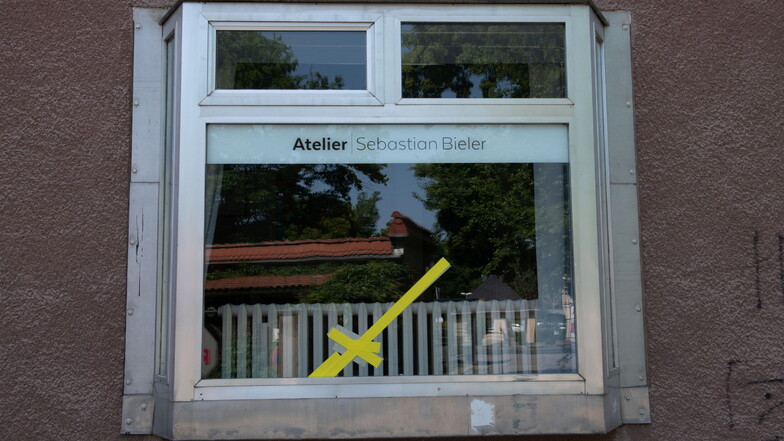 Am Großenhainer Lessingplatz wurde vermutlich am Sonnabendvormittag die Scheibe am Atelier von Stadtrat Sebastian Bieler zerschossen.