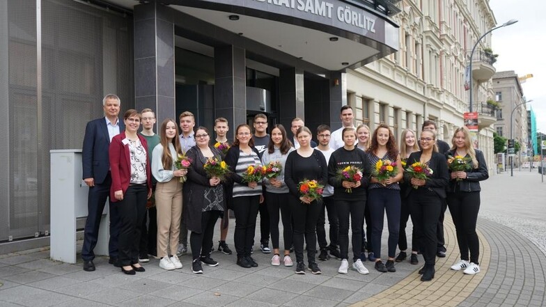 Begrüßung der neuen Auszubildenden und Studierenden im Landratsamt Görlitz – Personalamtsleiter, Lars Dosdall (links) und Ausbildungsverantwortliche, Peggy Schumann (Zweite von links)