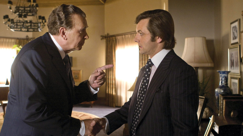 1977 führte der Journalist David Frost mit US-Präsident Nixon ein Interview. Für Richard Nixon führte es in den Watergate-Skandal. Vor 12 Jahren wurde die Geschichte mit Michael Sheen und Frank Langella als „Frost / Nixon“ verfilmt.