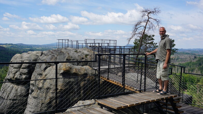 Nationalparksprecher Tomáš Salov präsentiert die neue Aussichtsplattform auf dem Šaunštejn. Die Aussicht ist dabei unverändert gut, wenn auch einige Bäume fehlen. Verbessert hat sich die Sicherheit.