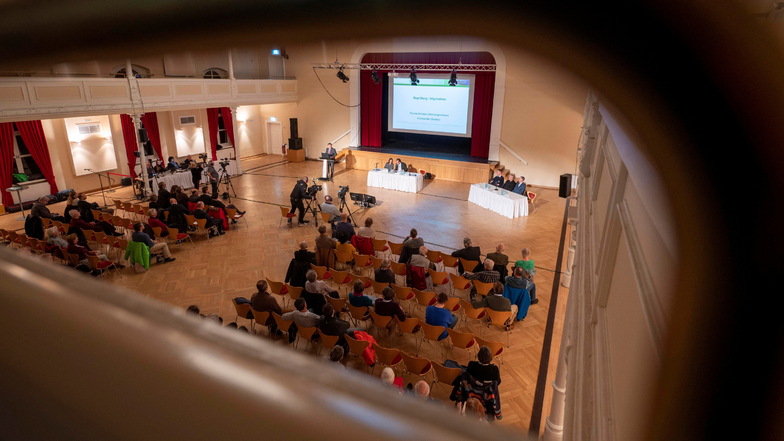 Einwohnerversammlung in der Börse in Coswig: Etwa 50 Bürger waren anwesend.