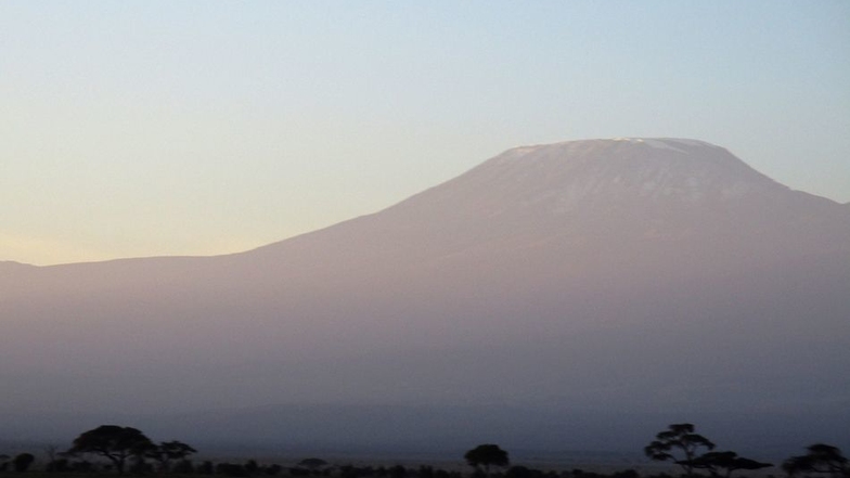 Der 5895 Meter hohe Kilimandscharo in Tansania ist der höchste Berg Afrikas.
