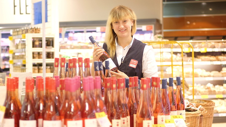 Heimischer Wein, regionale Spezialitäten - das ist ein Teil des Programms, mit dem Filialleiterin Susann Sucker im Meißner Rewe die Kunden umwirbt.