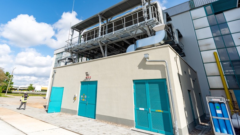 Komplett fertiggestellt ist das neue Technikgebäude für die Luft-Wärme-Pumpe im Innovationskraftwerk Reick. Hier werden jährlich 320 Megawattstunden grüne Wärme erzeugt, sodass 850 Tonnen Kohlendioxid eingespart werden.