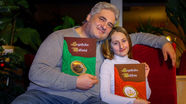 Dirk Schönfuß mit seiner Tochter Jasmin und dem neuen Bildband „Sagenhaftes Muldental“ mit 14 Sagen und Geschichten.