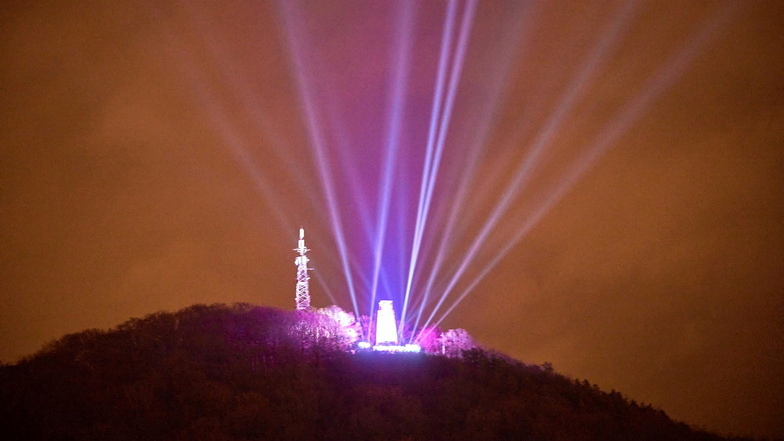 Da war die Energiekrise noch kein Thema: Zum Jahreswechsel ließ Freital ein Lichtfeuerwerk auf dem Windberg steigen. Nun wird das König-Albert-Denkmal nachts auch regulär nicht mehr beleuchtet.