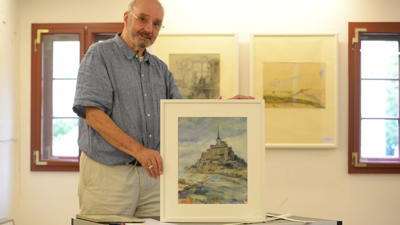 Norbert Korte, ein Freund der Familie Wirth, zeigt ein Bild von Hermann Wirth im Raschkehaus Niesky. Es zeigt den St. Mont Michel in der Normandie.
