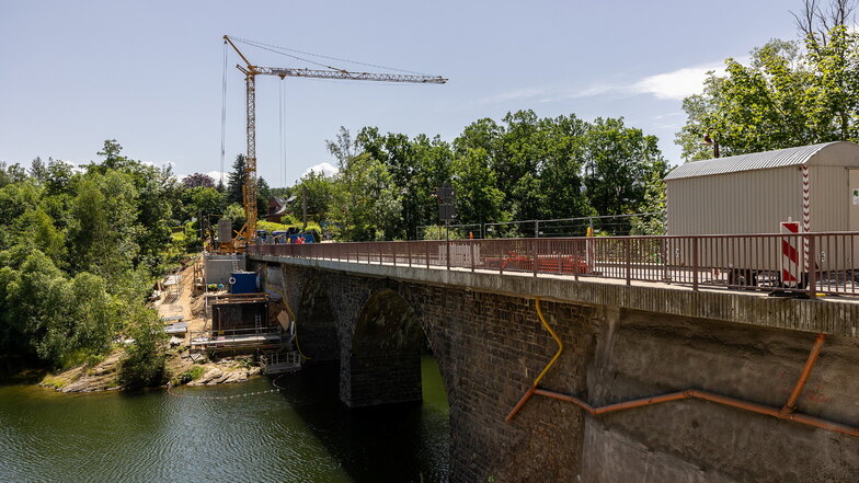 Der Kran, der für die Herstellung von neuen Brückenpfeilern benötigt wird, wurde am Montagvormittag aufgebaut. Deshalb war die Brücke in Paulsdorf dicht.