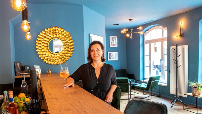 Cindy Huber sitzt am Tresen ihres Lokals The Cheers Barroom, das am 9. Oktober in der Pirnaer Innenstadt eröffnet.