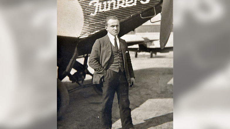 Die Junkers-Großflugzeuge G 23 und G 24 boten neun Passagieren in bequemen Einzelsitzen Platz. Im Juni 1926 schreibt Karl (vorn im Bild), wie er eine werksneue Maschine in Empfang nimmt. Foto: Egbert Kamprath