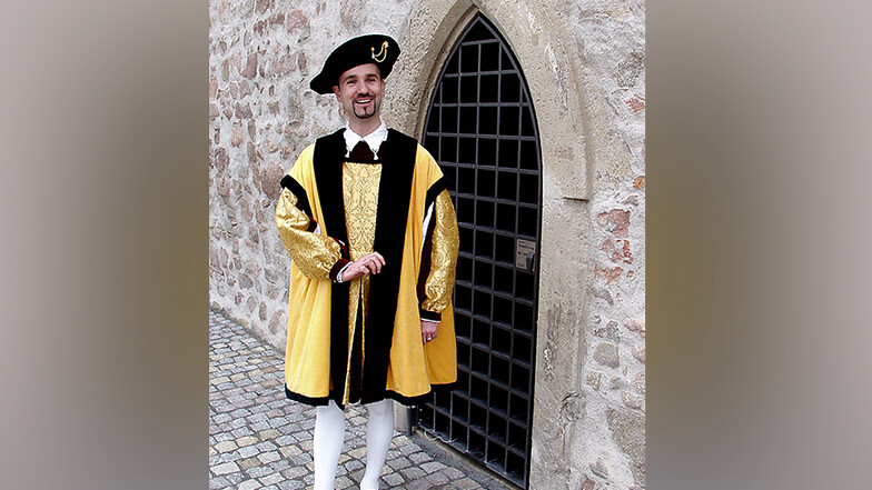 Jens Heinert 2005 im Kostüm des Großen Haynrichs am schmiedeeisernen Tor des Kulturschlosses.