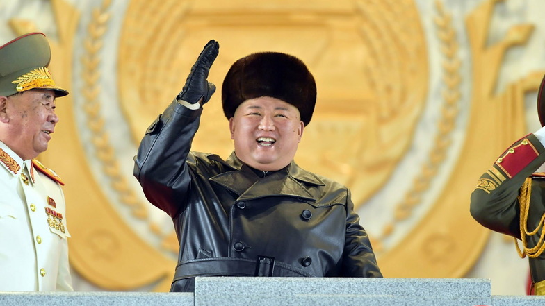 Kim Jong Un (M), Machthaber von Nordkorea, während einer Militärparade.