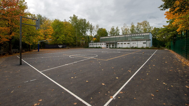 Der Hartplatz vor der Schulsporthalle wurde ebenfalls erneuert.