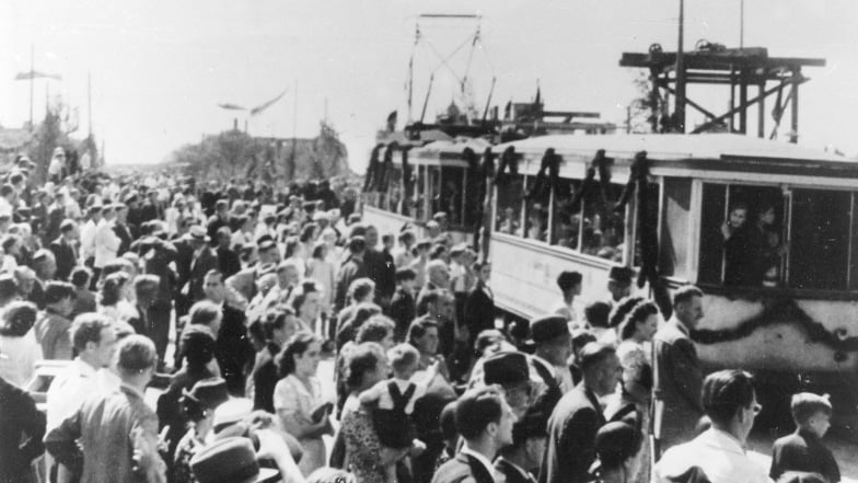 Nach der Instandsetzung konnte die Brücke am 20. Juli 1946 wieder freigegeben werden. Hier fährt die erste Straßenbahn mit jungen Leuten über die wiederhergestellte Brücke.