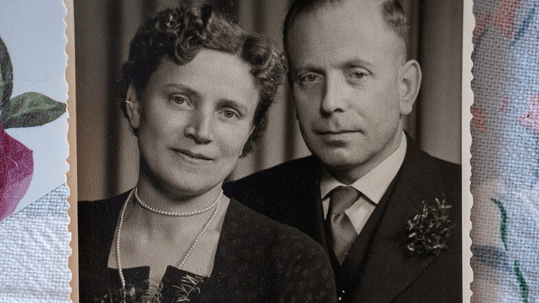 Das Hochzeitsfoto von Charlotte und Helmut Alert entstand 1957. Da war sie schon 36 Jahre alt, ihr Mann sogar schon 46. Er brachte drei Kinder mit in die Ehe.