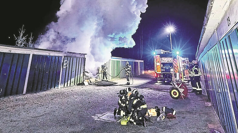Die Polizei prüft einen Zusammenhang zu einem Garagenbrand in Pirna in der Nacht zum Dienstag.