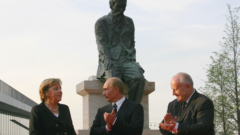 In Dresden lebte Dostojewski fast zweieinhalb Jahre, länger als an jedem anderen Ort in Deutschland. An der Elbe wurde 2006 sein Denkmal im Beisein von Kanzlerin Angela Merkel (CDU) und Kreml-Chef Putin aufgestellt.