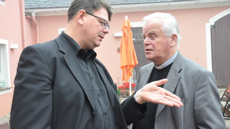 Roland Elsner (li.), hier im Gespräch mit dem Pfarrer Karl-Heinz Grimm, wird neuer Pfarrer der Gemeinde "Heiliger Wenzel" in Görlitz.