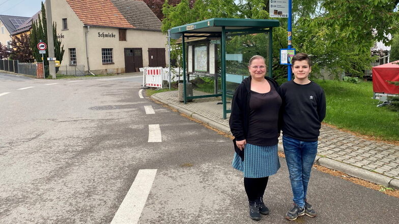 Dario Große und seine Mutter Kristin Große wünschen sich, dass die Buslinie 98c bald nach Pillnitz fährt und er so allein zur Schule weiterfahren kann.