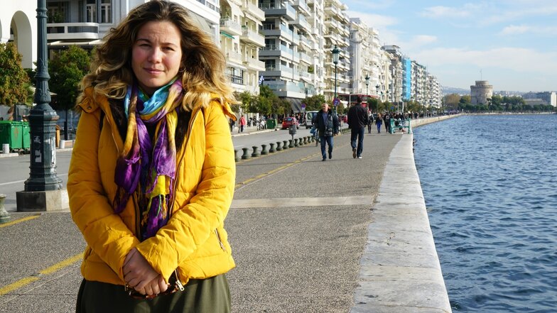 Die türkische Journalistin Tuba Güven (34) steht an der Uferpromenade von Thessaloniki. Eigentlich wollte sie nach Deutschland.