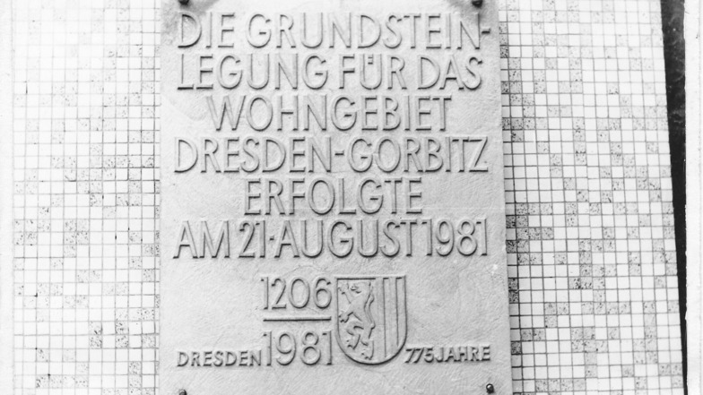 Bis heute erinnert die Gründungsplakette an der Höhenpromenade an die Grundsteinlegung von Gorbitz im August 1981.
