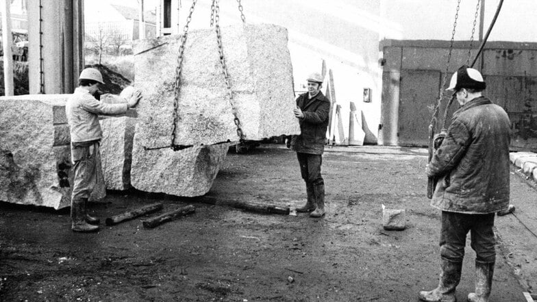 Im Januar 1988 kommen Natursteinblöcke aus den Brüchen in der Oberlausitz in Löbau an.