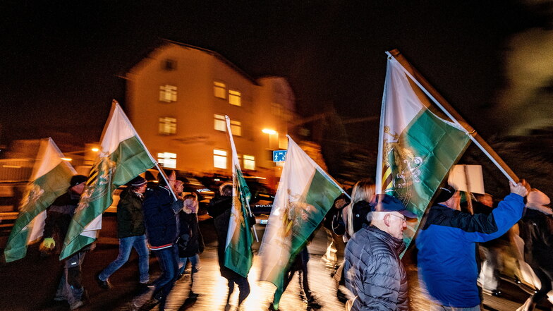 Wochenlang haben die Freien Sachsen gegen die Unterbringung von unbegleiteten minderjährigen Geflüchteten in Kriebethal demonstriert. Laut dem Kulturbüro Sachsen sollen auch lokale AfD-Politiker auf der Kundgebung gewesen sein.