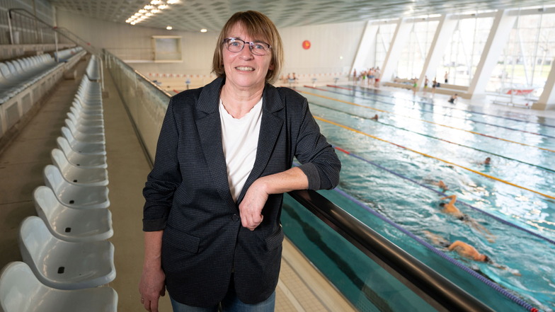 Die Badleiterin Steffi Böhmert geht in den Ruhestand. In die Schwimmhalle wolle sie nun nur noch "drei bis vier Mal" pro Woche kommen, um die Kinder der Dresdner Delphine zu trainieren.