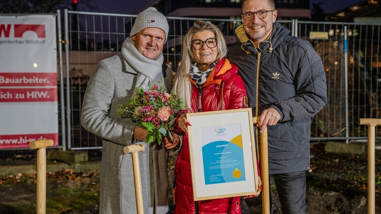 Die Luisenhof-Wirte Carsten und Carolin Rühle-Marten (links, Mitte) und Sonnenstrahl-Geschäftsführer Falk Noack haben am Donnerstag eine Baupatenschaft beschlossen.