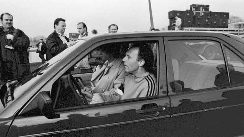 Der Kaiser fährt vor: Franz Beckenbauer beim Benefizspiel für den Wiederaufbau des Dresdner Schlosses im März 1990 im Rudolf-Harbig-Stadion.
