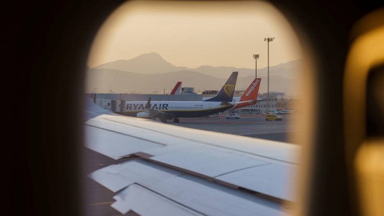 Eine Ryanair-Maschine und eine Maschine von EasyJet stehen auf dem Vorfeld des internationalen Flughafens von Palma de Mallorca.