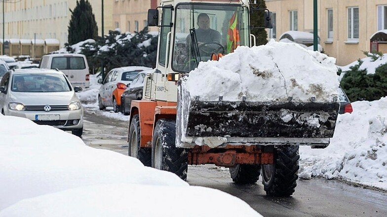 Wie andere Orte auch beginnt Bautzen jetzt damit, Schnee aus dem Stadtgebiet zu räumen.