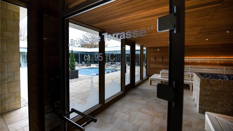 In der Panorama-Sauna „Brühlsche Terrasse“ ist der Blick auf das helle Atrium frei. Christian Juppe