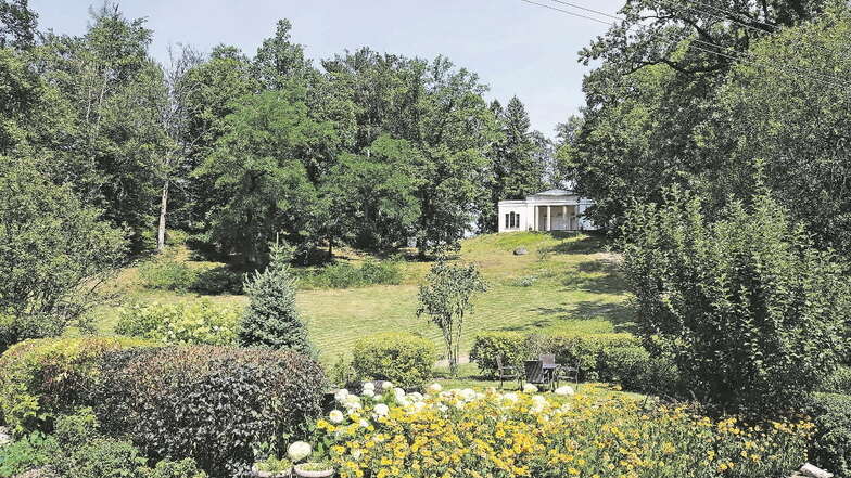 Das Belvedere, die schöne Aussicht, war völlig marode. Der Säulentempel samt Fries wurde rekonstruiert. Von hier aus können Besucher die Schneekoppe sehen, den höchsten Gipfel des Riesengebirges.