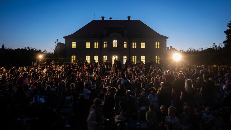 Bei schönem Spätsommerwetter sind die Sagenspiele vor dem Barockschloss Königshain ein großes Erlebnis.