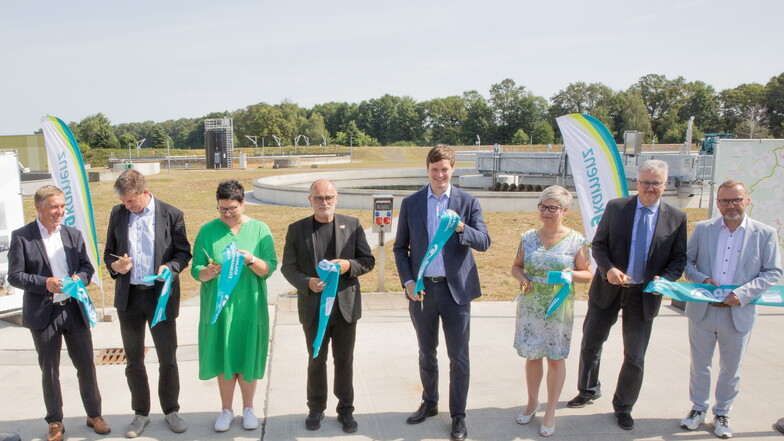 Der Erweiterungsbau  der Kamenzer Kläranlage im Ortsteil Deutschbaselitz wurde am 31. Juli 2024 feierlich in Betrieb genommen - mit dabei viel Politprominenz aus ganz Sachsen, wie Staatsminister Conrad Clemens (4.v.r.).