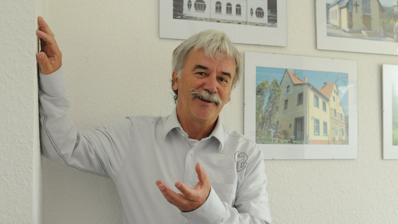 Hier steht Gunter Ullrich vor Bildern von Bauten, die er mit betreut hat. Der engagierte Kommunalpolitiker und Architekt ist vergangene Woche verstorben.