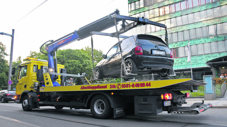 Auf Straßen, auf denen absolutes Halteverbot gilt, werden in Dresden Autos abgeschleppt. Dieser Opel stand vor einem abgesenkten Bordstein auf der Ostra-Allee.