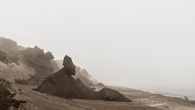 Erodierte Permafrostblöcke bilden an der Steilküste der stetig schrumpfenden Insel Muostakh Skulpturen. In 100 Jahren wird die russische Insel verschwunden sein.