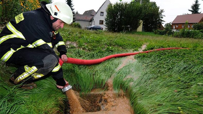 Eine knappe Stunde lang pumpte die Feuerwehr das Wasser aus dem Keller und leiteten es in einen Schacht außerhalb des Grundstücks ab.