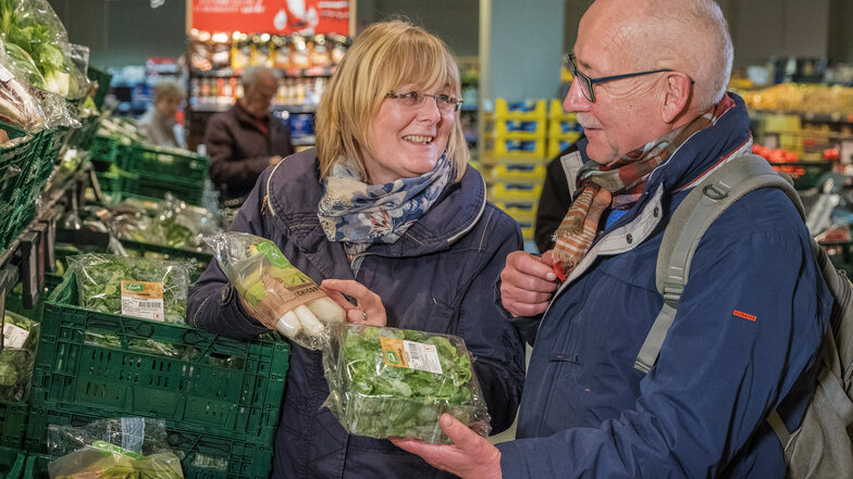 Birgit Brendel von der Verbraucherzentrale Sachsenund Testkäufer Hans-Wolfgang Mögel prüfen Gemüse im Supermarkt.