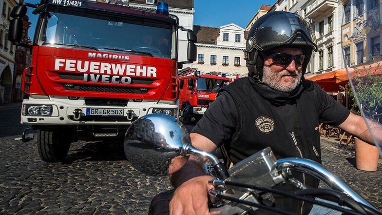 Ein Motorradkonvoi begleitete das Auto dann an seinen Bestimmungsort, angeführt vom Görlitzer Oberbürgermeister Siegfried Deinege auf seiner Honda.