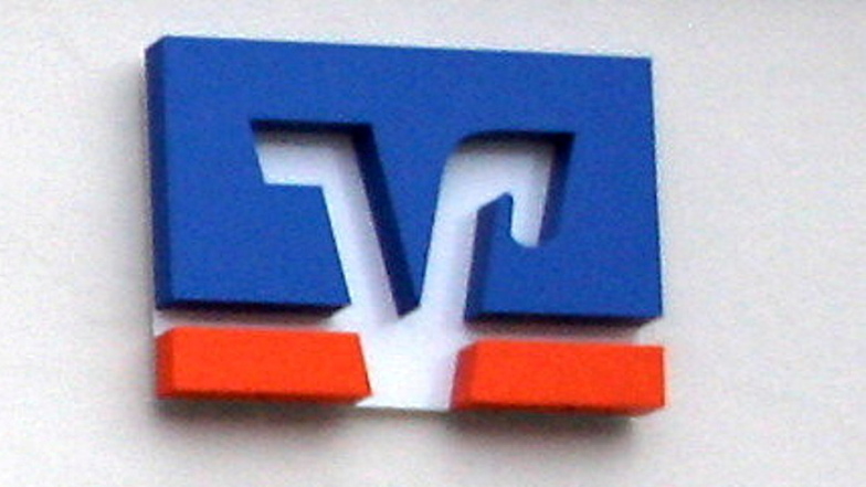 Logo an der Volksbank-Filiale in Sebnitz. Im vergangenen Jahr stieg die Zahl der Kunden noch einmal.