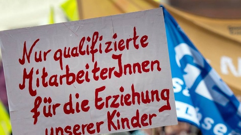 Vor dem Haus der Gewerkschaft in Dresden versammelten sich am Montagvormittag erste Demonstranten.