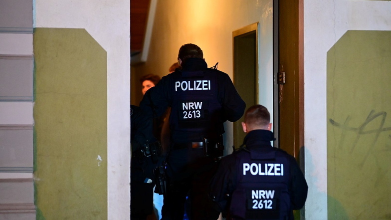 Die Bundespolizei hat am frühen Mittwochmorgen mehrere Wohnungen und Gebäude in Berlin, im brandenburgischen Forst und Siegen (NRW) durchsucht.