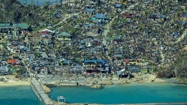 Das von der Philippinischen Küstenwache herausgegebene Handout zeigt die Verwüstungen, die der Taifun "Rai" in der philippinischen Provinz Surigao del Norte angerichtet hat.